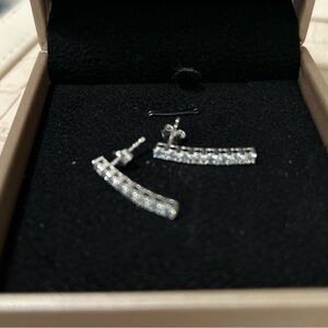 Elegant 18k White Gold Earrings